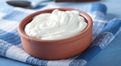 5 benefícios do iogurte grego (comparados com o iogurte normal)