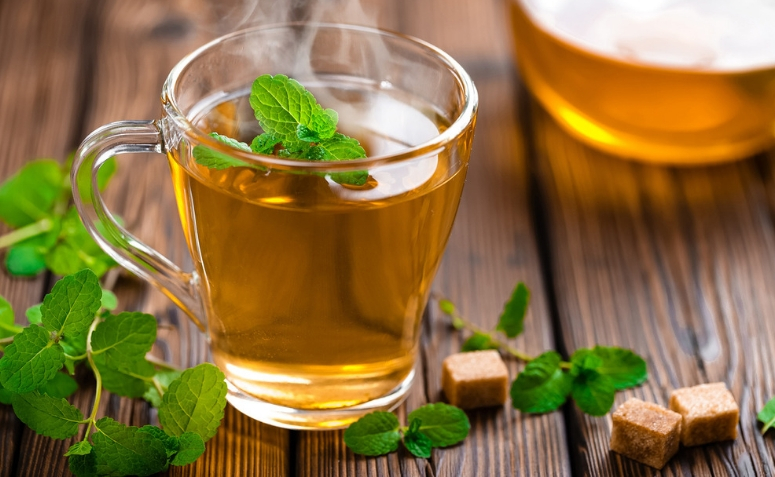 Chá de hortelã: conheça os benefícios dessa bebida refrescante